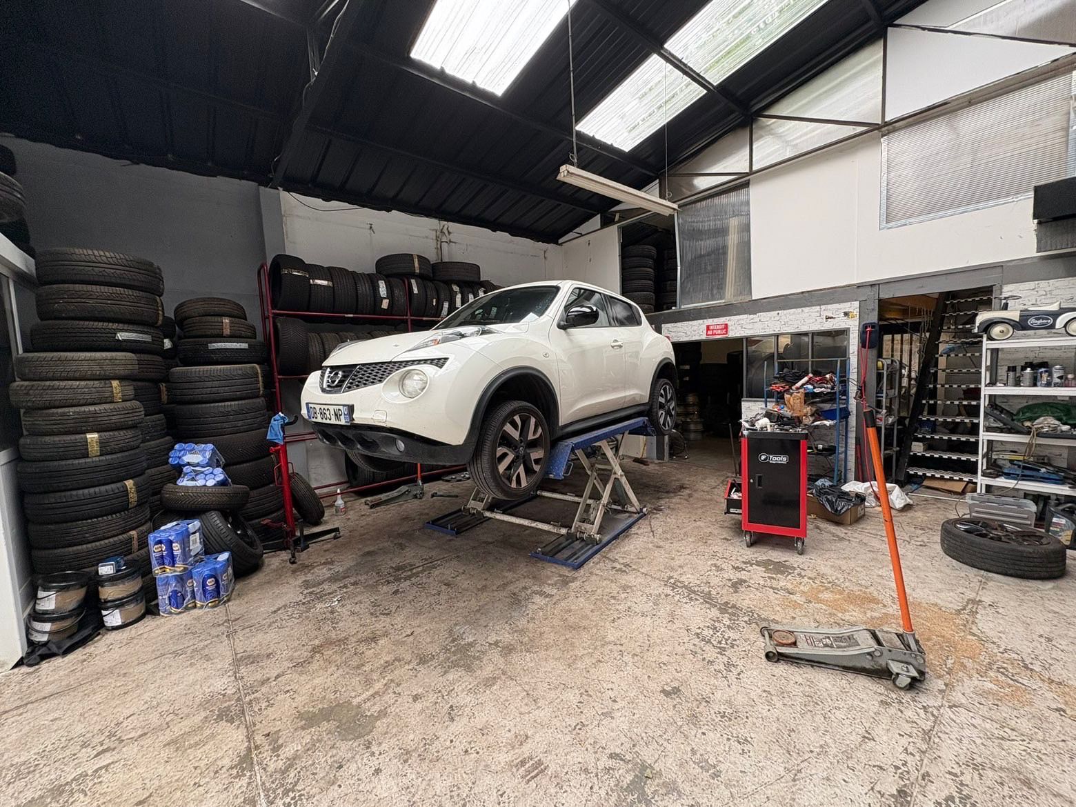 Nissan Juke sur pont élévateur — entretien mécanique Pneu du BAB Bayonne